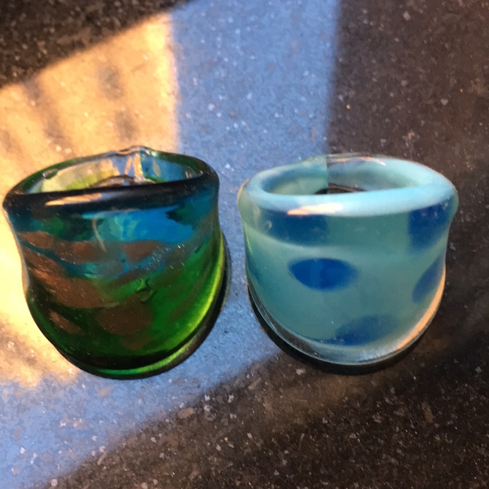 Set of 2 acrylic fashion rings.